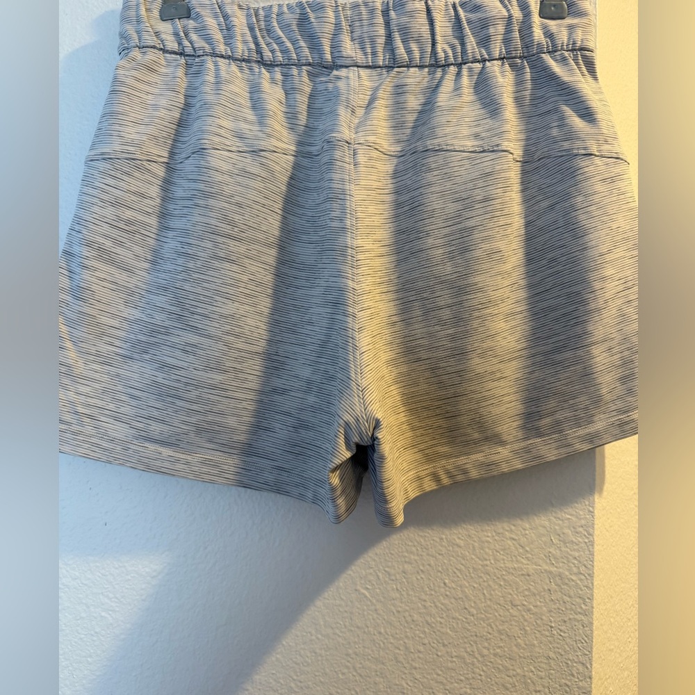 Lululemon On the Fly shorts - Picture 3 of 6